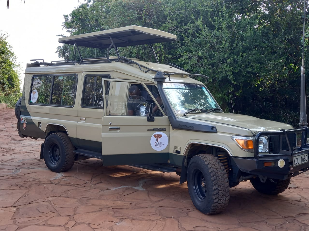 safari-vehicle